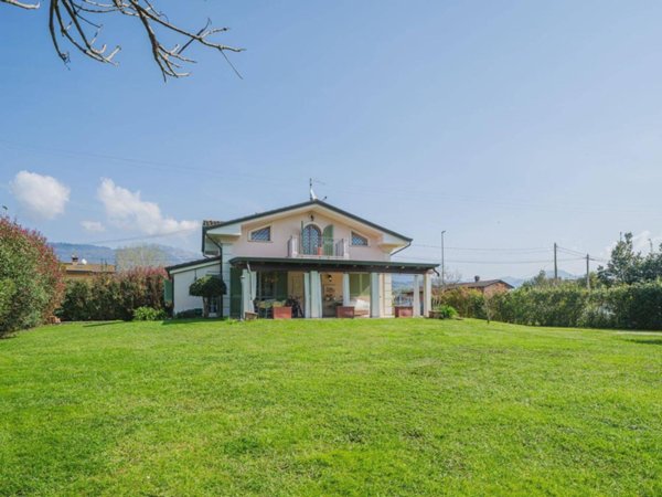 casa indipendente in vendita a Montignoso