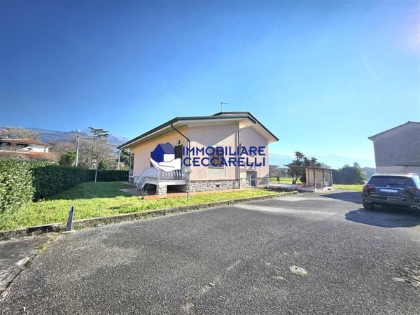 casa indipendente in vendita a Montignoso in zona Renella
