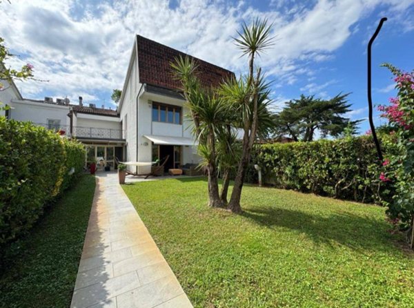 casa indipendente in vendita a Montignoso