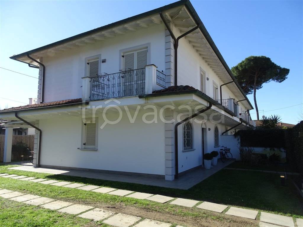 casa indipendente in vendita a Montignoso in zona Cinquale