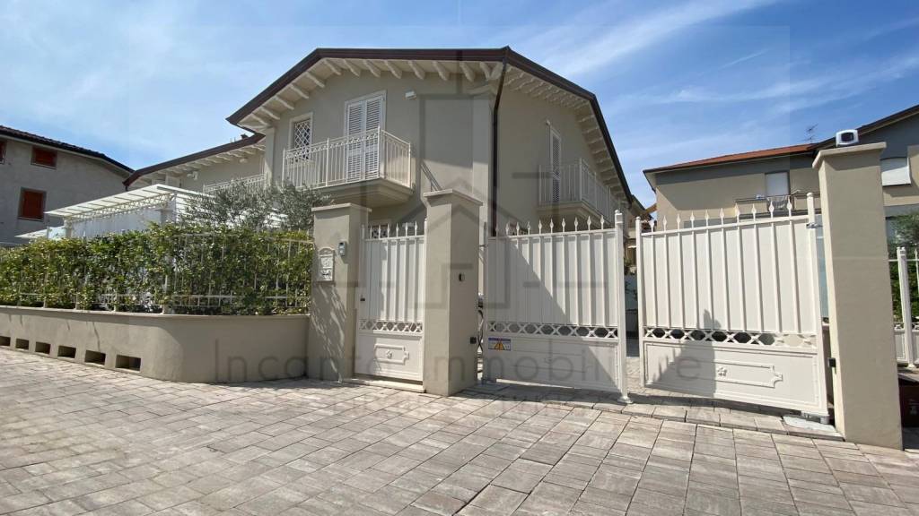 casa indipendente in vendita a Montignoso in zona Cinquale