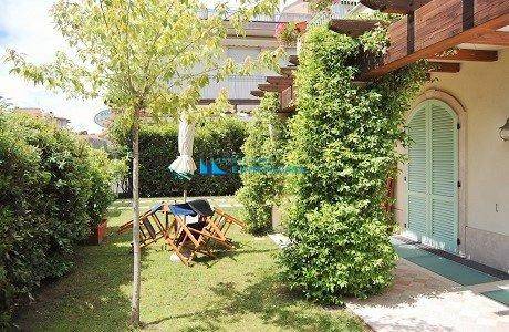casa indipendente in vendita a Montignoso in zona Cinquale