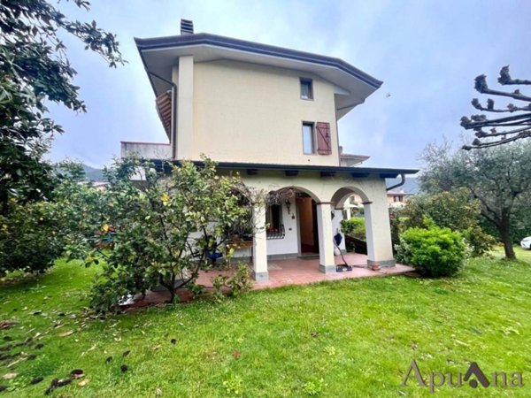 casa indipendente in vendita a Montignoso in zona Cervaiolo