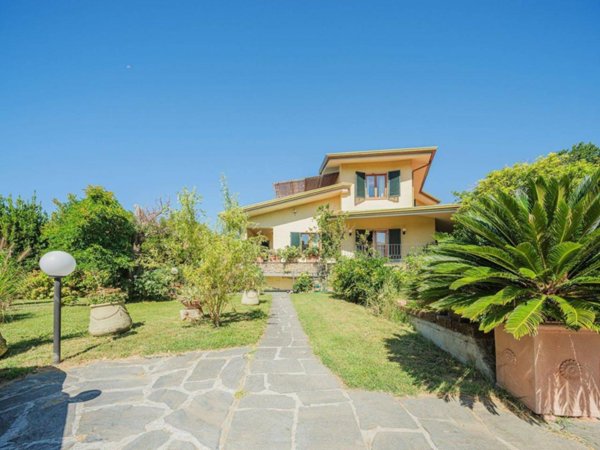casa indipendente in vendita a Montignoso