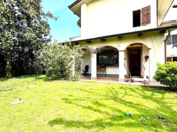 casa indipendente in vendita a Montignoso