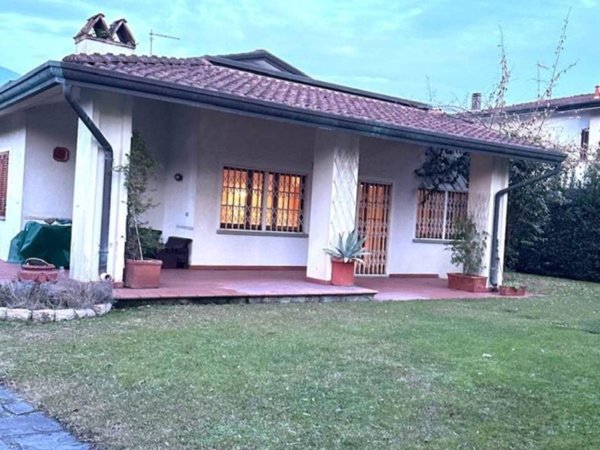 casa indipendente in vendita a Montignoso