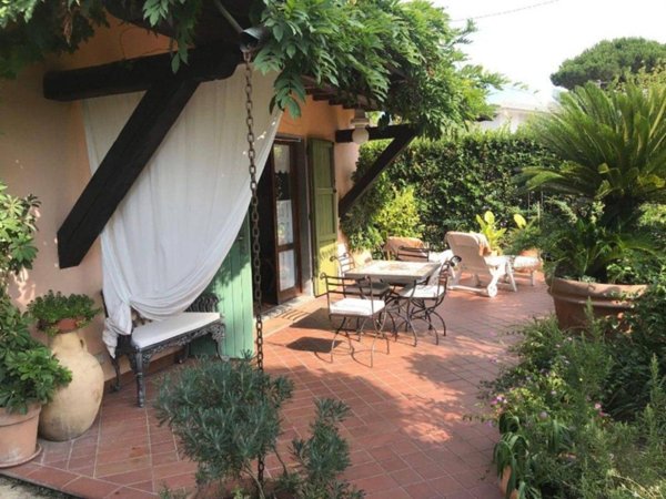 casa indipendente in vendita a Montignoso in zona Cinquale