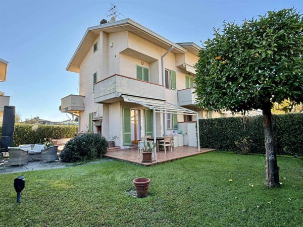 casa indipendente in vendita a Montignoso in zona Cinquale