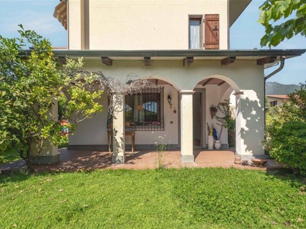 casa indipendente in vendita a Montignoso in zona Debbia