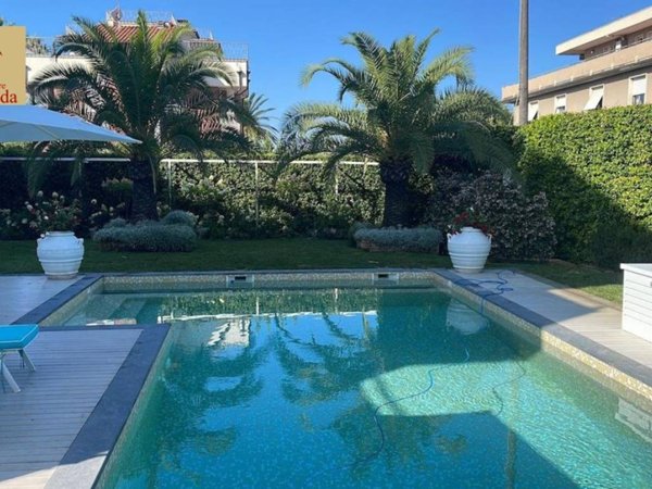 casa indipendente in vendita a Montignoso in zona Cinquale