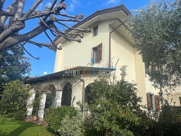 casa indipendente in vendita a Montignoso in zona Debbia