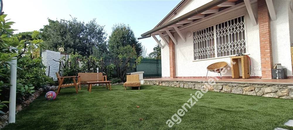 casa indipendente in vendita a Montignoso in zona Cinquale