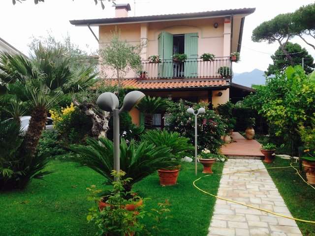 casa indipendente in vendita a Montignoso in zona Cinquale