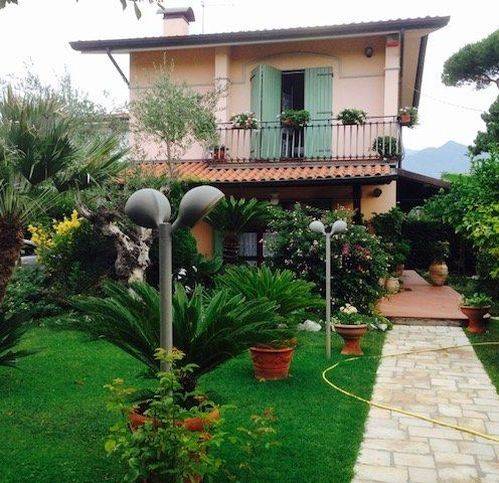 casa indipendente in vendita a Montignoso in zona Cinquale