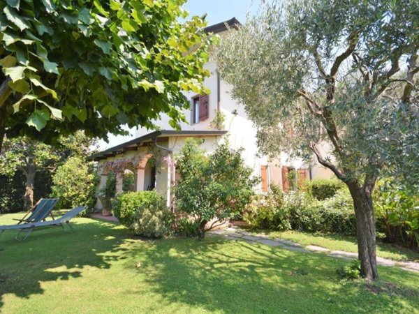 casa indipendente in vendita a Montignoso in zona Cervaiolo