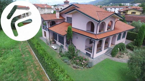 casa indipendente in vendita a Montignoso in zona Renella