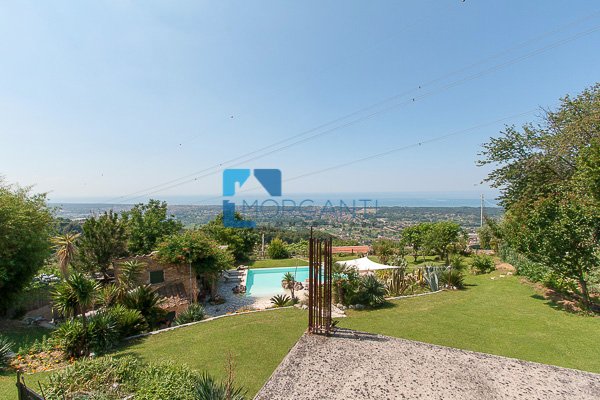 casa indipendente in vendita a Montignoso