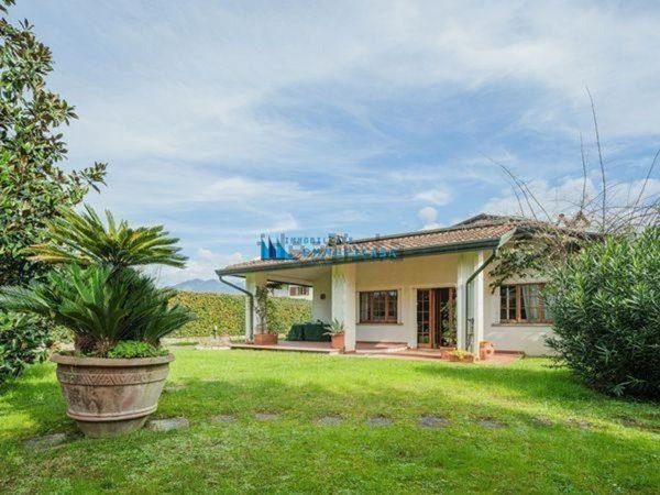 casa indipendente in vendita a Montignoso in zona Cinquale