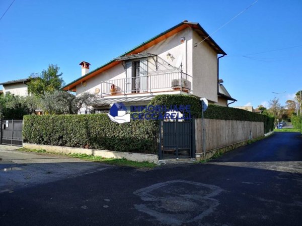 casa indipendente in vendita a Montignoso in zona Renella