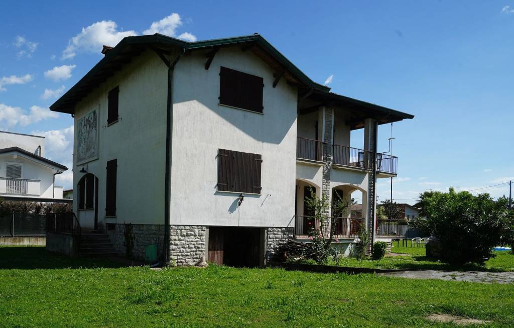 casa indipendente in vendita a Montignoso in zona Cinquale