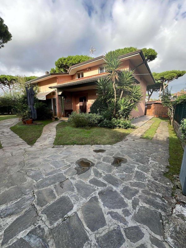 casa indipendente in vendita a Montignoso in zona Cinquale