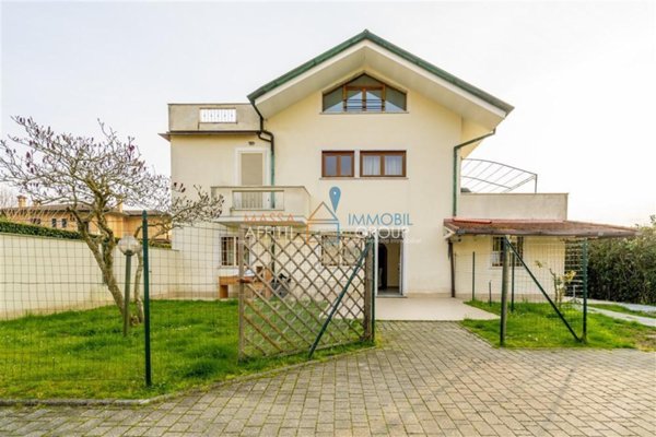 casa indipendente in vendita a Montignoso in zona Cervaiolo