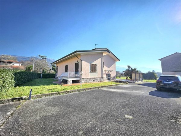 casa indipendente in vendita a Montignoso in zona Renella