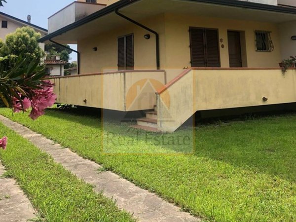 casa indipendente in vendita a Montignoso