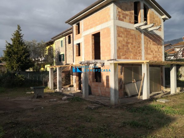 casa indipendente in vendita a Montignoso in zona Cervaiolo