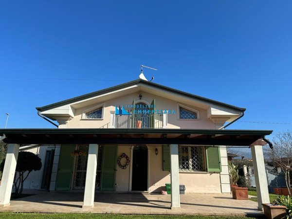 casa indipendente in vendita a Montignoso