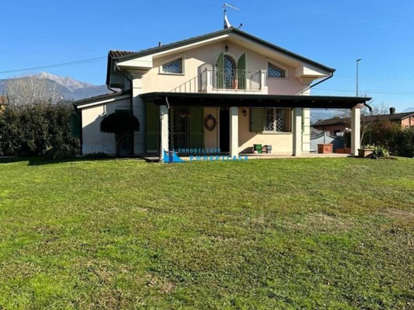 casa indipendente in vendita a Montignoso in zona Cervaiolo