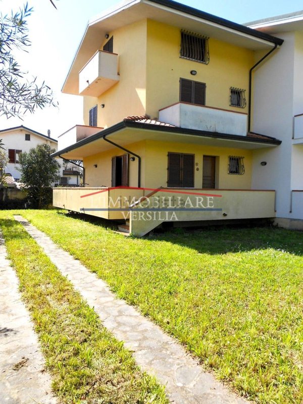 esavano in vendita a Montignoso in zona Cinquale