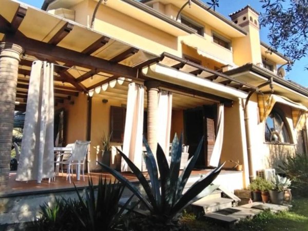 casa indipendente in vendita a Montignoso in zona Renella