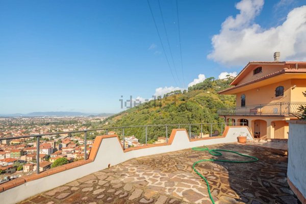 casa indipendente in vendita a Montignoso