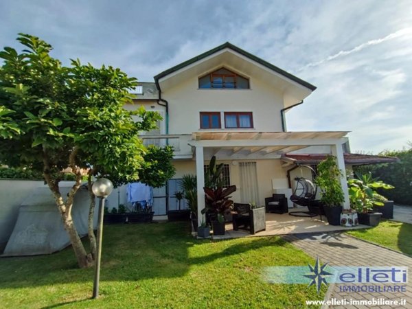 casa indipendente in vendita a Montignoso in zona Cervaiolo
