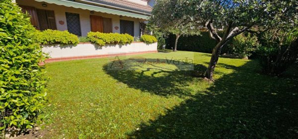 casa indipendente in vendita a Montignoso in zona Cinquale