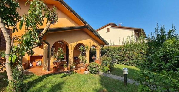 casa indipendente in vendita a Montignoso in zona Cinquale