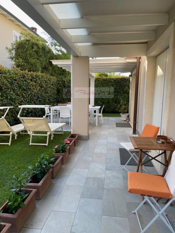 casa indipendente in vendita a Montignoso in zona Cinquale