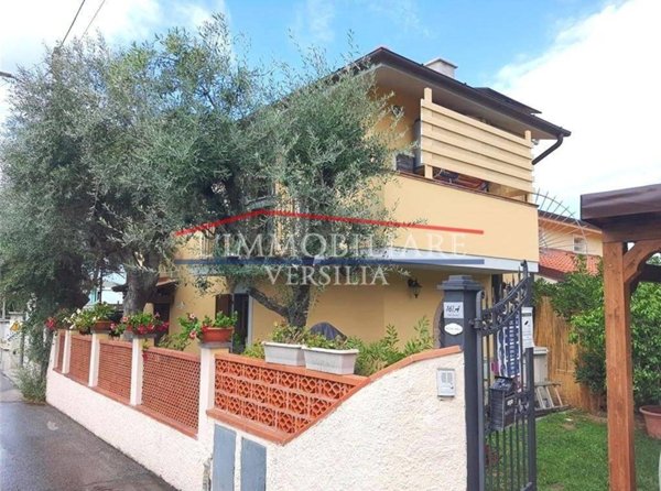 casa indipendente in vendita a Montignoso in zona Debbia