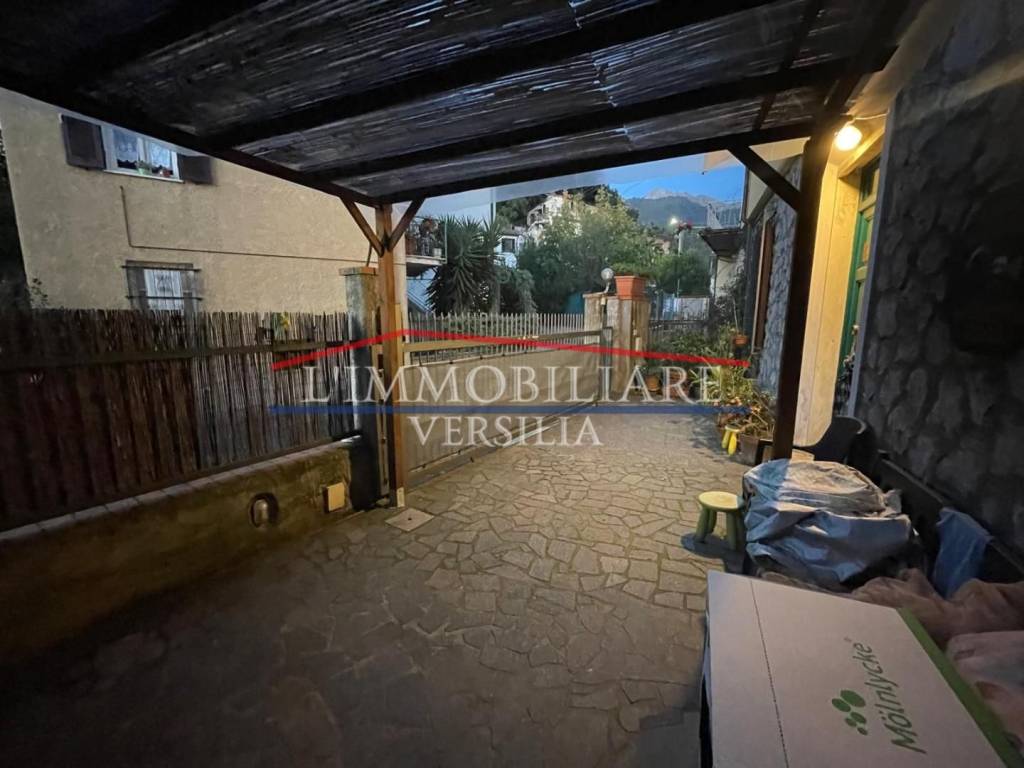casa indipendente in vendita a Montignoso in zona Capanne