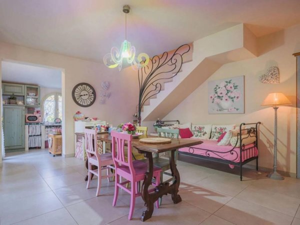 casa indipendente in vendita a Montignoso