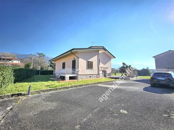 casa indipendente in vendita a Montignoso in zona Renella