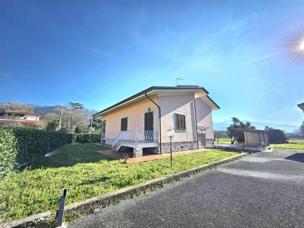 casa indipendente in vendita a Montignoso in zona Renella