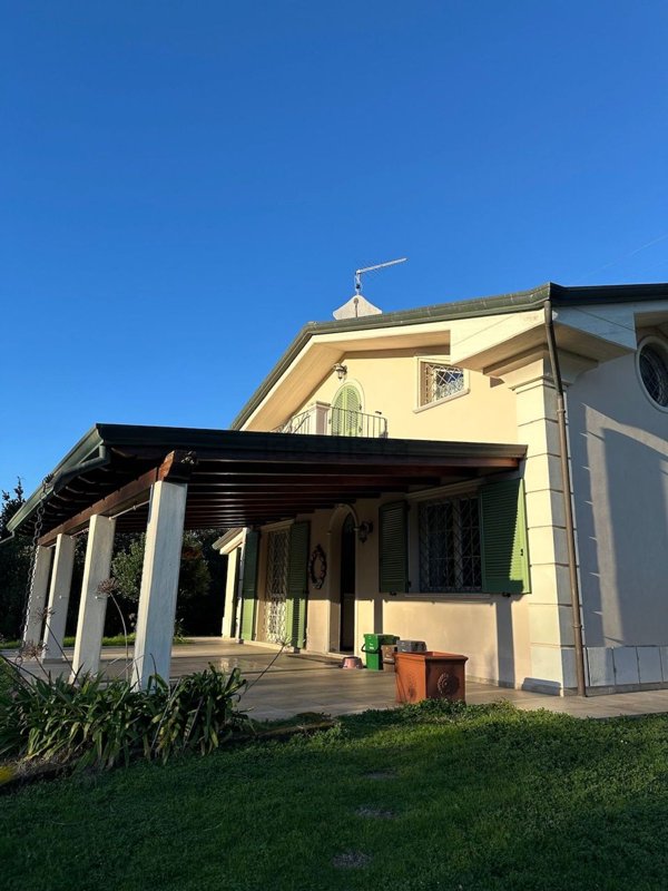 casa indipendente in vendita a Montignoso