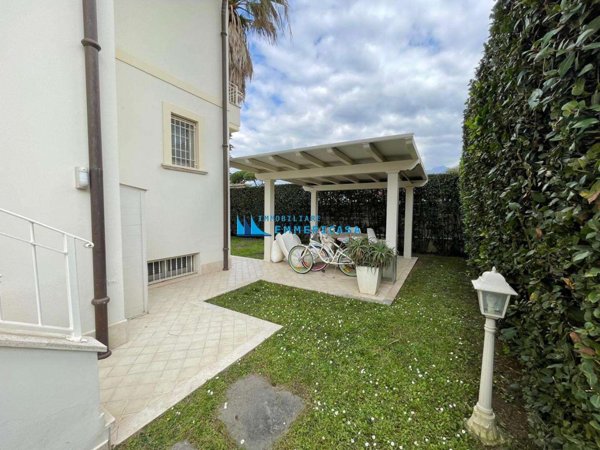 casa indipendente in vendita a Montignoso in zona Cinquale