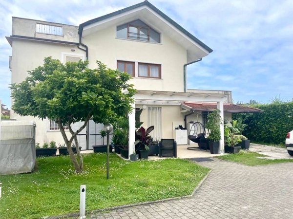 casa indipendente in vendita a Montignoso in zona Cervaiolo