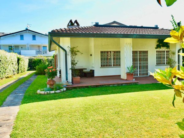 casa indipendente in vendita a Montignoso in zona Renella