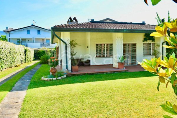 casa indipendente in vendita a Montignoso in zona Cinquale