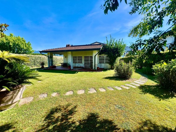 casa indipendente in vendita a Montignoso in zona Cinquale