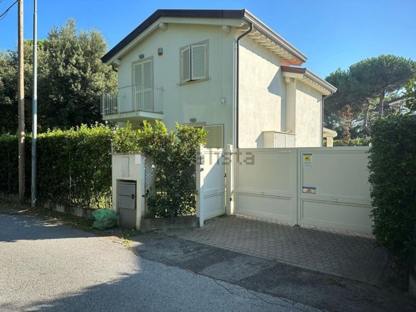 casa indipendente in vendita a Montignoso in zona Cinquale